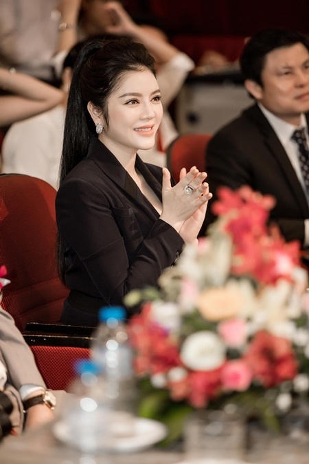 Lý Nhã Kỳ và tập đoàn do cô điều hành vừa được vinh danh trong lễ trao giải Qmix 100