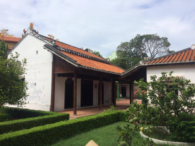 Phía bên phải gian phòng học là Nhà Ngư, làm nơi nội trú của thầy giáo và học sinh Trường Dục Thanh. Phía sau phòng học và Nhà Ngư là Ngọa Du Sào - đây là nơi thầy giáo Nguyễn Tất Thành từng đọc sách báo, soạn bài.