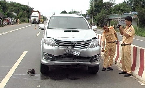 Cảnh sát khám nghiệm hiện trường vụ tai nạn làm vợ chồng già tử vong. Ảnh: Văn Trăm