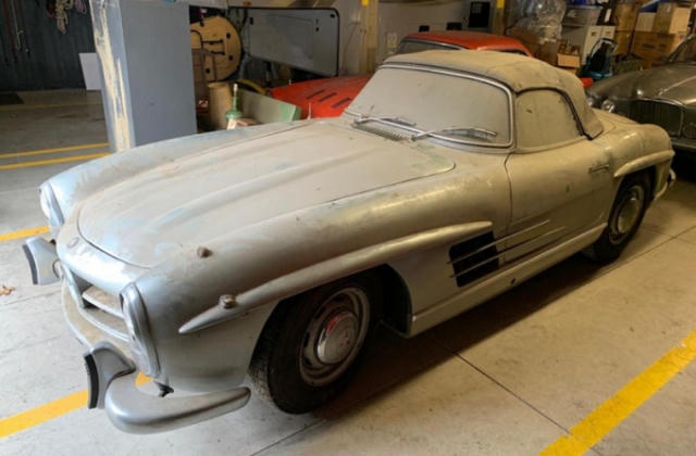 Mercedes-Benz 300 SL bỏ xó 40 năm bán hơn 23 tỷ đồng