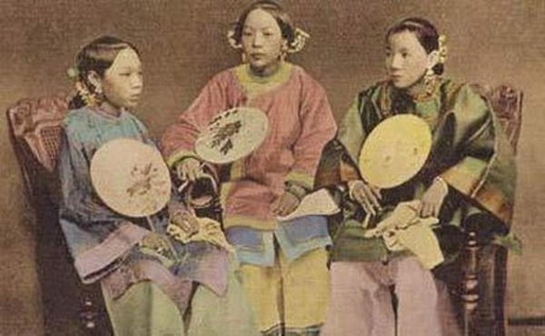 Các phi tần trong cung chỉ quan tâm đến chuyện làm đẹp.