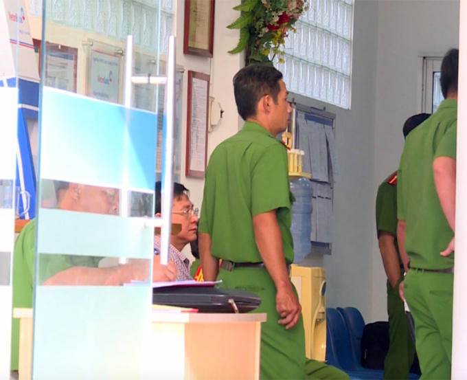 Công an đang khám nghiệm hiện trường vụ cướp ngân hàng ở Vĩnh Long.