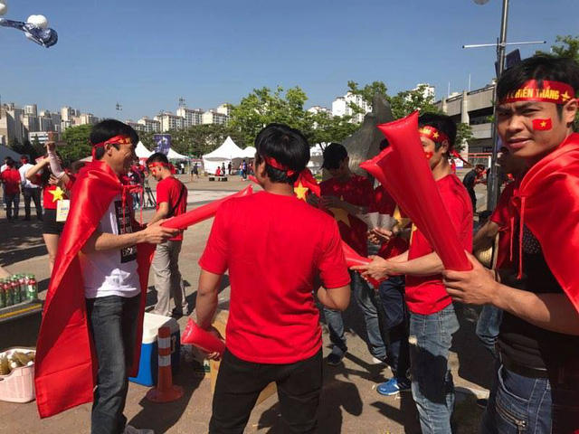 Cổ động viên Việt Nam tiến vào sân.