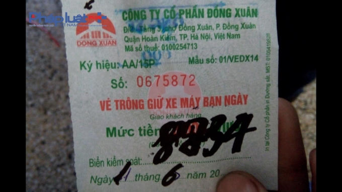 Vé xe có dấu hiệu "quay vòng" vé, với các dòng chữ lớn ghi đè lên chữ nhỏ phía dưới.