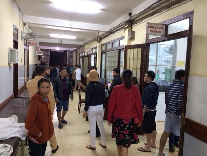 Bên ngoài khoa cấp cứu BVĐK tỉnh Đắk Lắk, nơi nạn nhân vụ nổ được đưa vào khi vừa xảy ra vụ nổ. Ảnh: Ngọc Anh.