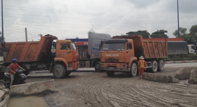 Hết xe này đến xe khác rầm rầm ra vào.