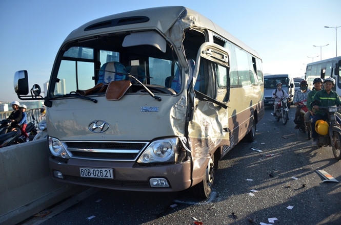 Sau vụ tai nạn xe khách mang BKS 60B - 026.21 hư hỏng phần đầu.