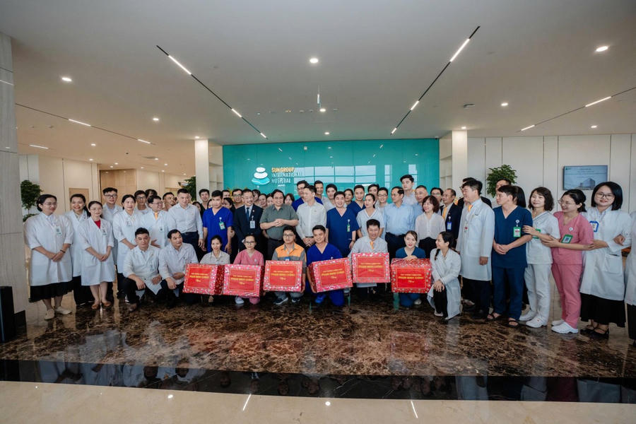 Thủ tướng Phạm Minh Chính ghé thăm, tặng quà tại Bệnh viện Mặt trời Phú Quốc.