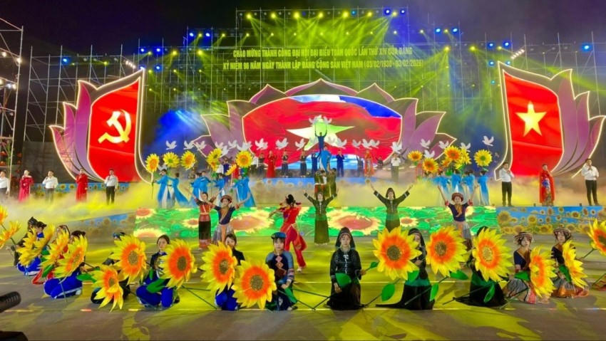 Chương trình diễn ra với nhiều tiết mục hoành tráng.