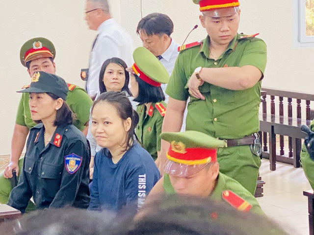 Bị cáo Hà mỉm cười khi đến toà.