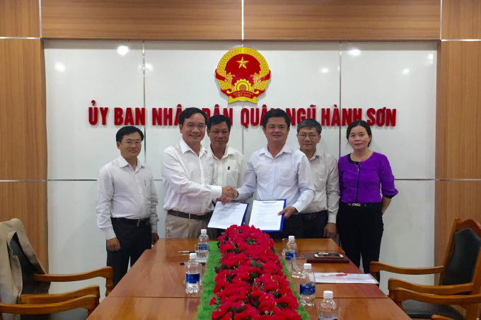 Lãnh đạo quận Ngũ Hành Sơn và đối tác  ký kết hợp tác.