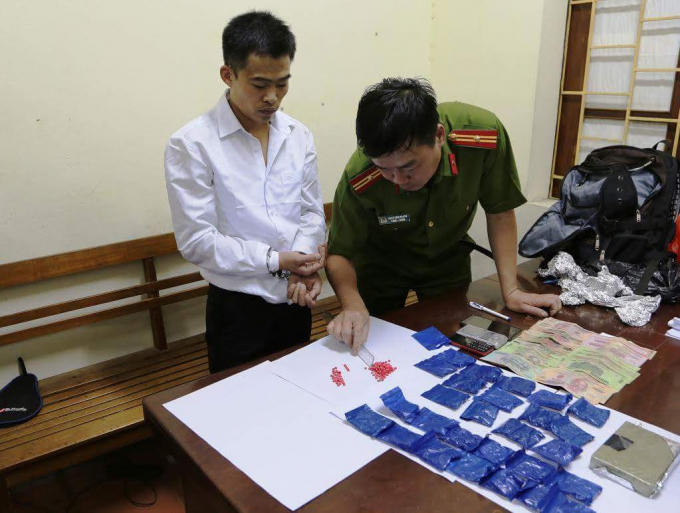 Đối tượng Nguyễn Văn Thủy cùng tang vật tại cơ quan cảnh sát điều tra.