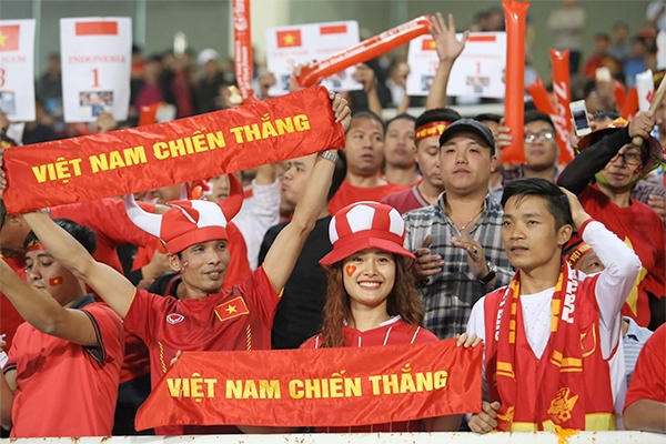 Nụ cười và sự tiếc nuối hiện rõ trên gương mặt của nhiều CĐV sau 45 phút đầu chứng kiến đội nhà dồn ép, tạo ra cơ hội, nhưng chưa có bàn thắng. Ảnh: Ngọc Thành.