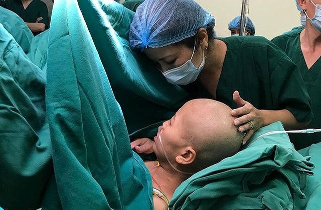Sản phụ ung thư giai đoạn cuối tỉnh lại, rơi nước mắt khi nhìn thấy ảnh con