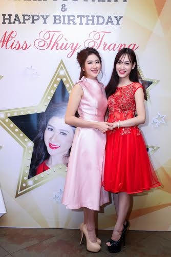 Thùy Trang chụp ảnh cùng Hoa khôi Nét đẹp văn hiến 2016 Thủy Tiên.