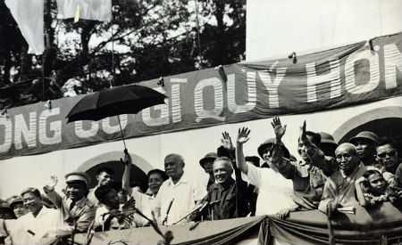 Chủ tịch nước Tôn Đức Thắng và các đồng chí lãnh đạo Đảng, Nhà nước trên lễ đài ngày 30/4/1975.