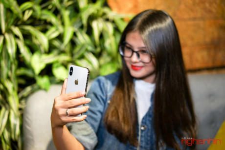 Cận cảnh iPhone X m&agrave;u trắng v&agrave; so d&aacute;ng với iPhone 8 Plus