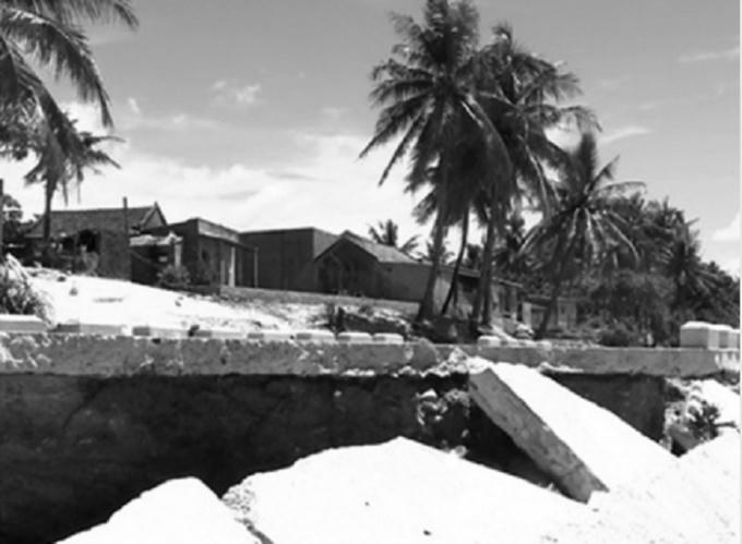 Tuyến kè biển thôn Thạnh Đức 1 chưa nghiệm thu đã vỡ nát.