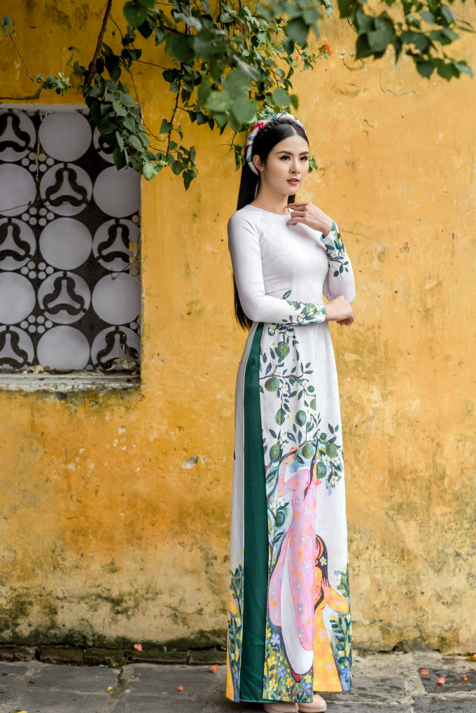 Ngọc H&acirc;n thoả l&ograve;ng khi diễn &aacute;o d&agrave;i trong 'Duy&ecirc;n d&aacute;ng Việt Nam'