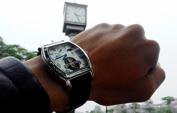 Vào thời điểm trên là khoảng 08h40 phút sáng, nhưng chiếc đồng hồ do Sở GTVT quản lý vẫn chỉ 4h25 phút.