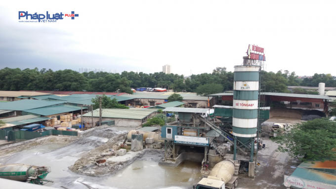 Nằm ngay sát cầu Thanh Trì trạm trộn này vẫn qua mặt được các cơ quan chức năng quận Hoàng Mai