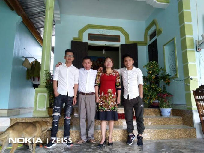 Anh Sơn, chị Bình cùng 2 con trai của mình.