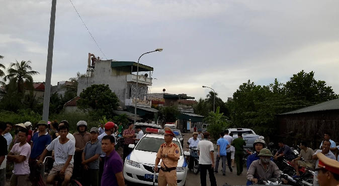 Hàng trăm người dân sinh sống trong khu vực tụ tập gần nơi xảy ra vụ án mạng.