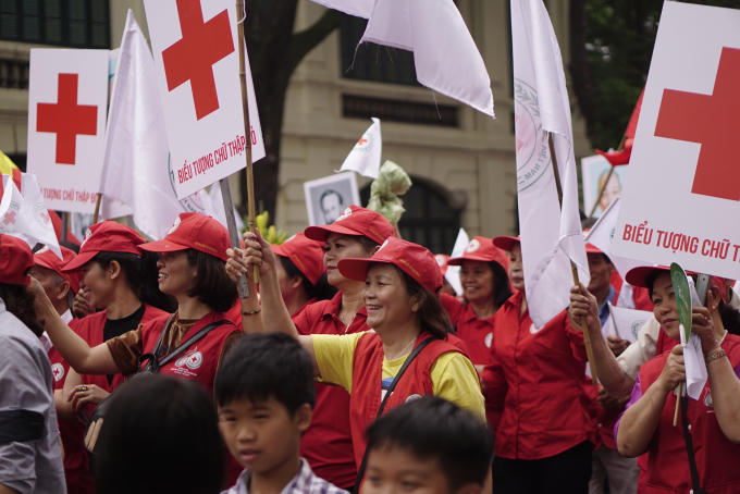 Hoạt động diễu h&agrave;nh của gần 1000 người v&ograve;ng quanh Hồ Ho&agrave;n Kiếm để hướng ứng