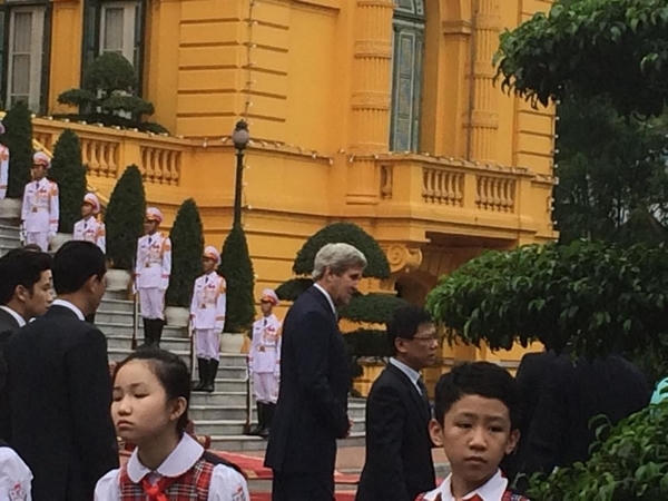 Ngoại trưởng Mỹ John Kerry đến Phủ Chủ tịch. (Ảnh:Vnexpress)
