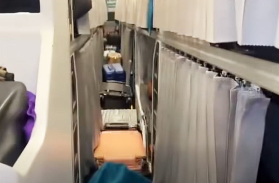 Hành lý được xếp kín lối đi trong khoang hành khách. Ảnh: CACC