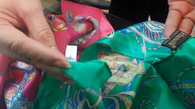 Mặt hàng khăn của Khaisilk bị tố là hàng Trung Quốc gắn mác giả hàng Việt.