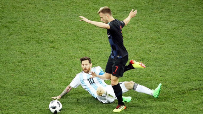 Messi đối đầu đồng đội Rakitic ở Barca