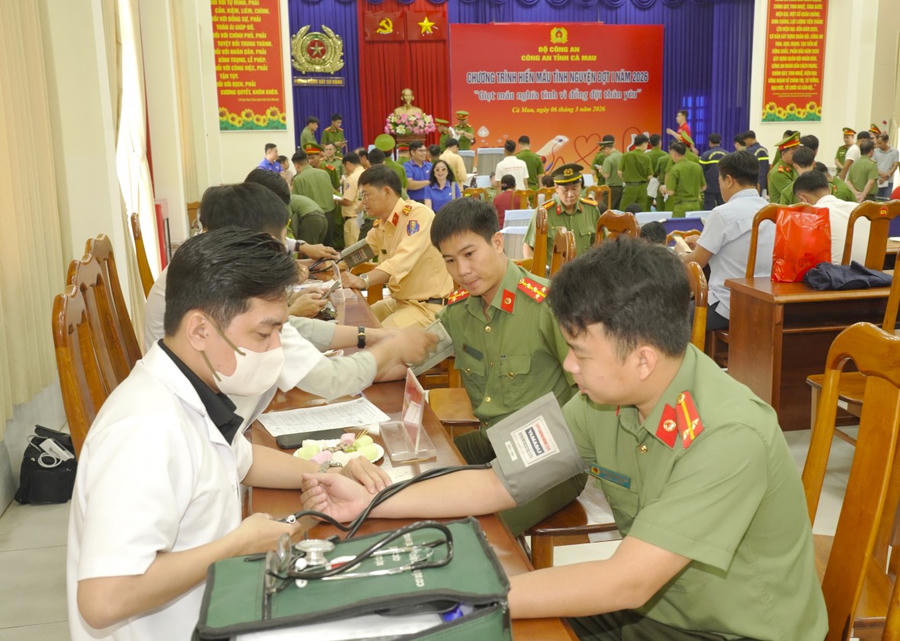 Đông đảo cán bộ, chiến sĩ và người dân đăng ký tham gia hiến máu tình nguyện; các khâu đăng ký, khám sàng lọc sức khỏe, tiếp nhận và chăm sóc sau hiến máu được chuẩn bị chu đáo, bảo đảm an toàn.