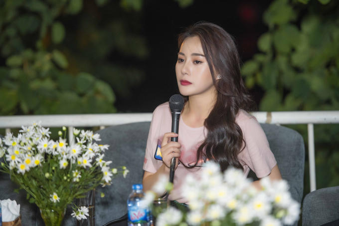 Phương Oanh khoe giọng hát trong buổi gặp fan