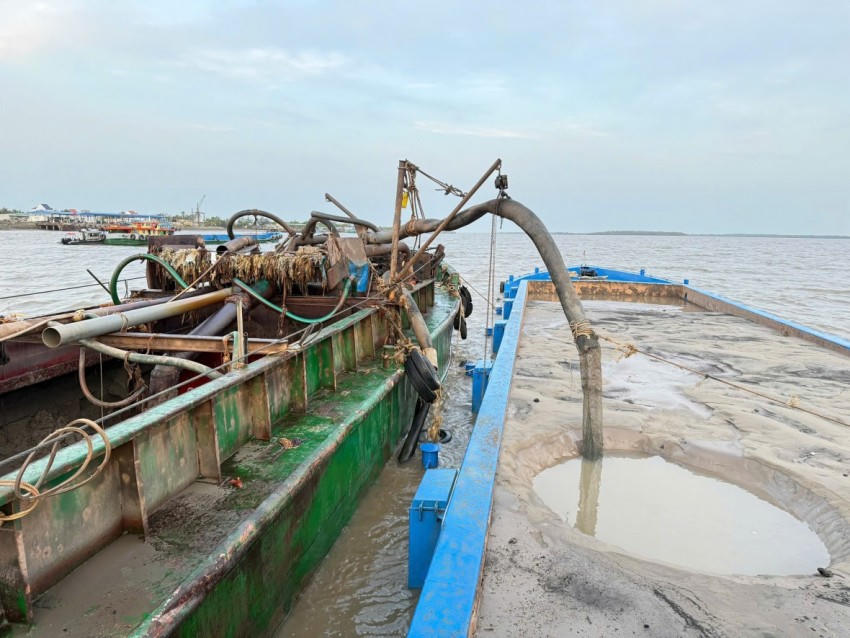 Phát hiện 4 tàu sắt vận chuyển cát trái phép trên sông Cửa Đại