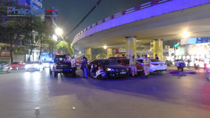 Ngay khi có lực lượng liên nghành xuất hiện, tình hình TTATGT - TTĐT tại khu vực gầm cầu Chương Dương đã đi vào ổn định. ( Ảnh Phạm Hiển )