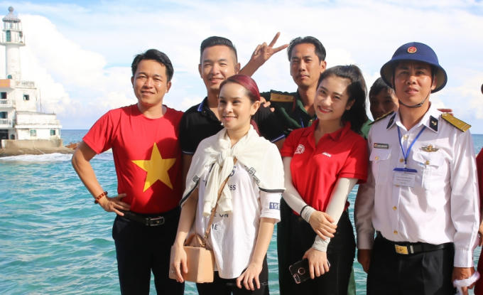 Việt Quang, Sơn Ca hết mình với chiến sĩ Trường Sa.