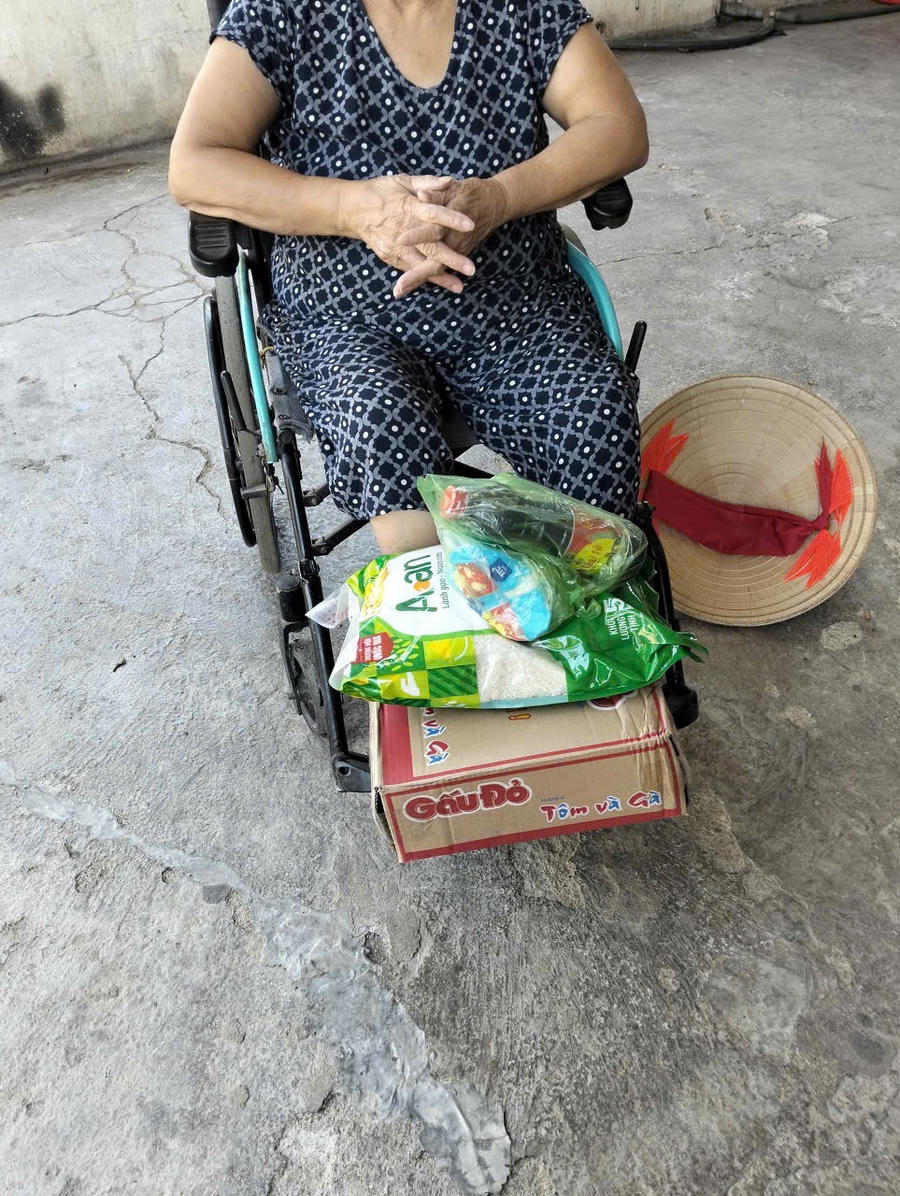 Chút  quà của thầy giúp đỡ thiết thực cho bao người vơi bớt đi vất vả...