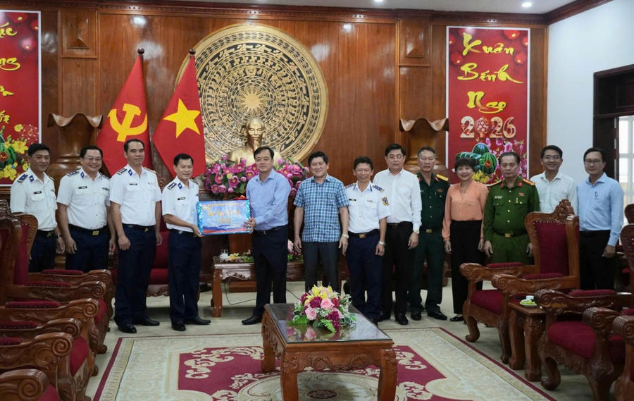 Đại tá Nguyễn Thái Dương - Ủy viên Ban Thường vụ Đảng ủy, Phó Chính ủy Bộ Tư lệnh Vùng Cảnh sát biển 4 thăm, chúc Tết Tỉnh ủy - UBND tỉnh An Giang