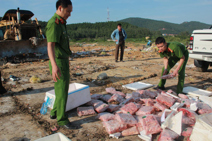 Sau khi hoàn tất hồ sơ, lực lượng chức năng đã tiêu hủy số chân gà này theo đúng quy định của pháp luật.