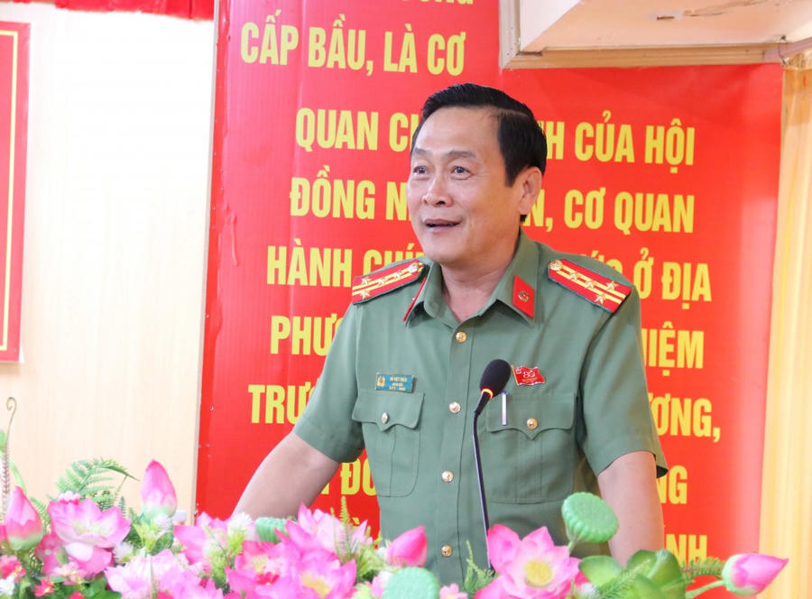 Đại tá Hồ Việt Triều, đại diện các ứng cử viên đại biểu Quốc hội khóa XVI nghiêm túc ghi nhận các ý kiến, kiến nghị của cử tri.