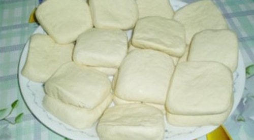 Đậu phụ thạch cao thường cứng, màu chuyển vàng khi tiếp xúc với không khí, cầm nặng tay. Ảnh: minh họa