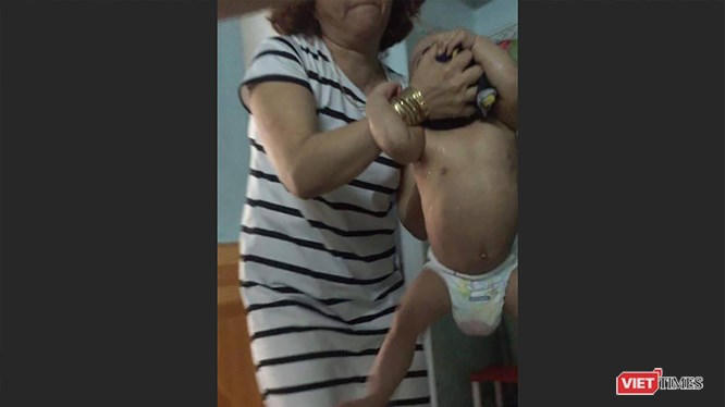 Hình ảnh phạm tội của bị cáo Đinh Thị Hồng, chủ cơ sở nhóm trẻ Mẹ Mười.
