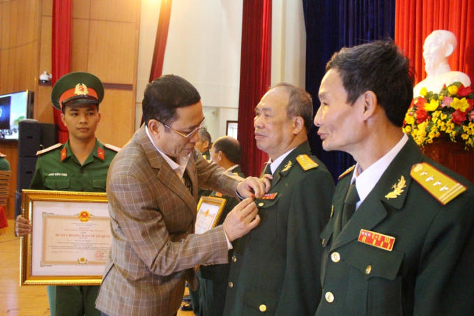 Phó Chủ tịch UBND tỉnh Đắk Lắc Võ Văn Cảnh trao Huân chương cho các đồng chí cán bộ quân đội cao cấp đã nghỉ hưu trên địa bàn. Ảnh: Báo Đắk Lắc