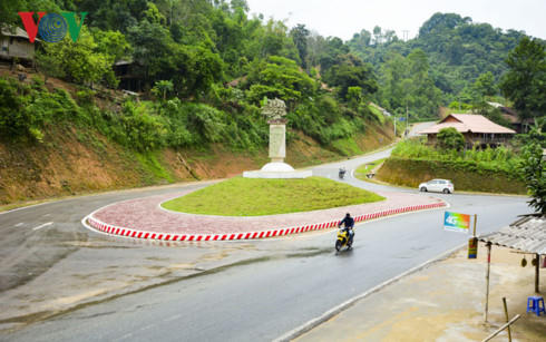 Sở chỉ huy Chiến dịch Điện Biên Phủ nằm cách thành phố Điện Biên Phủ khoảng 30 km về phía Đông Bắc, thuộc xã Mường Phăng, huyện Điện Biên, tỉnh Điện Biên.