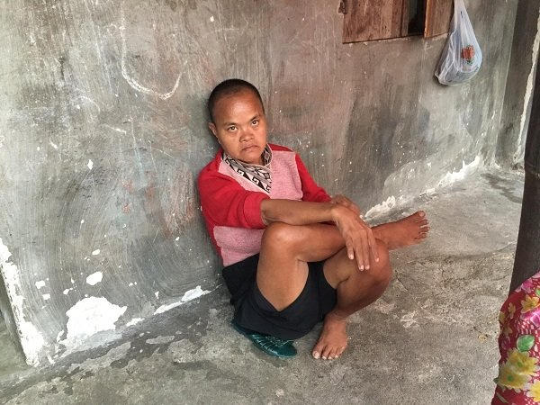 Chị Hương còn nuôi một người chị bị tâm thần, dù tính tình hiền lành không quấy phá nhưng cũng không biết làm gì giúp đỡ, chỉ ngồi một chỗ