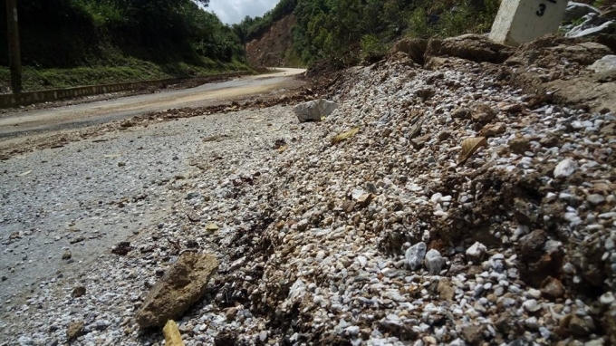 Đoạn đường bị hư hỏng nặng, xuống cấp sau vài tháng sử dụng.