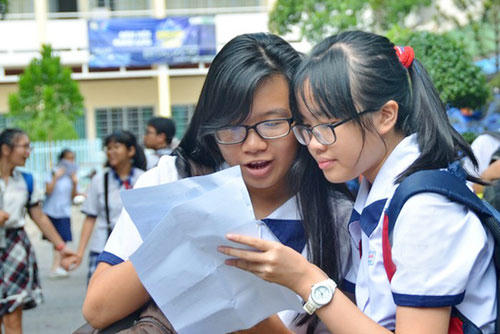 Học sinh cân nhắc kỹ các nguyện vọng khi điền vào phiếu đăng ký dự tuyển lớp 10 THPT. Ảnh: Tấn Thạnh