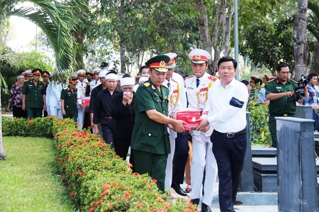 Bí thư Đinh La Thăng tiễn đưa các hài cốt về nơi chôn cất tại nghĩa trang liệt sỹ An Nhơn Tây (Ảnh : Chí Thạch).