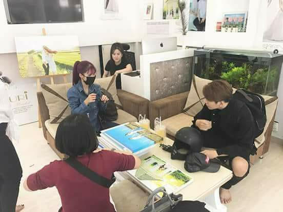 Khởi My, Kelvin Khánh và má Năm tại tiệm áo cưới.  Ảnh: Phạm Trí